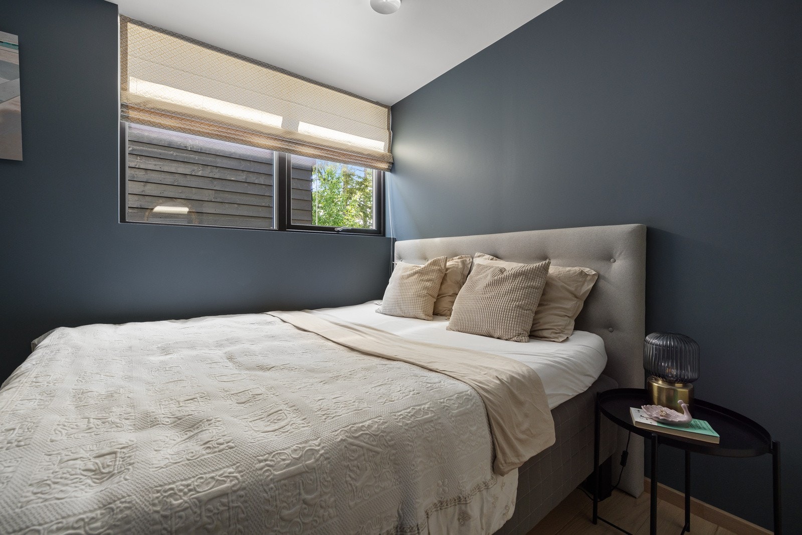 God plass til dobbeltseng, nattbord, garderobe og tilhørende møblement. Galleribilde