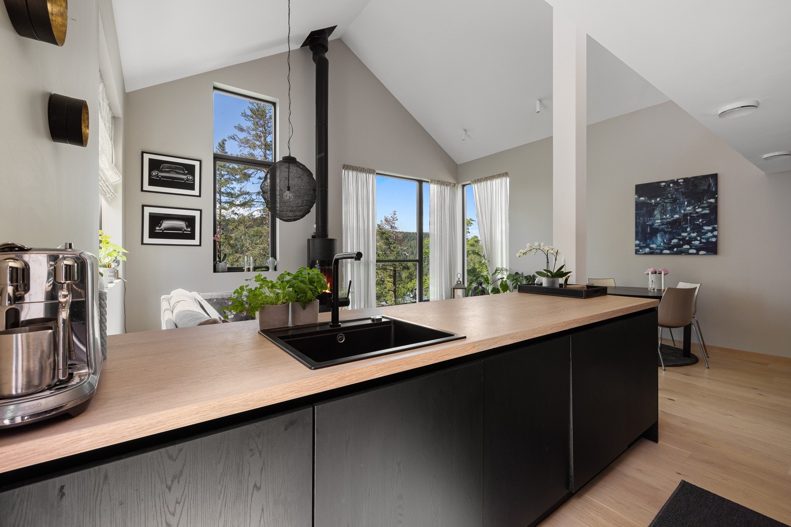 Et arkitekttegnet og særegent hus der det er lagt vekt på åpne, lyse og luftige rom med gjennomtenkte og fleksible løsninger. Galleribilde