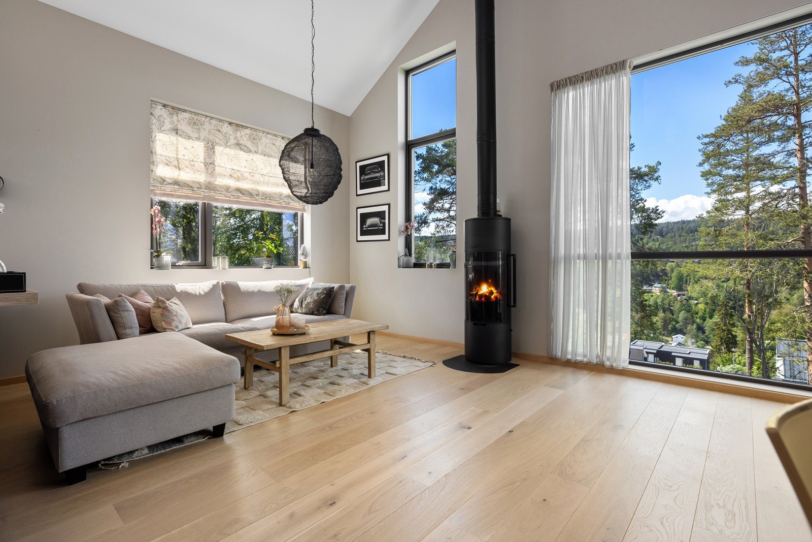 Unik og eksklusiv enebolig fra 2022 med godt tilbaketrukket og skjermet beliggenhet i et veletablert, idyllisk og meget attraktivt boligområde. Galleribilde