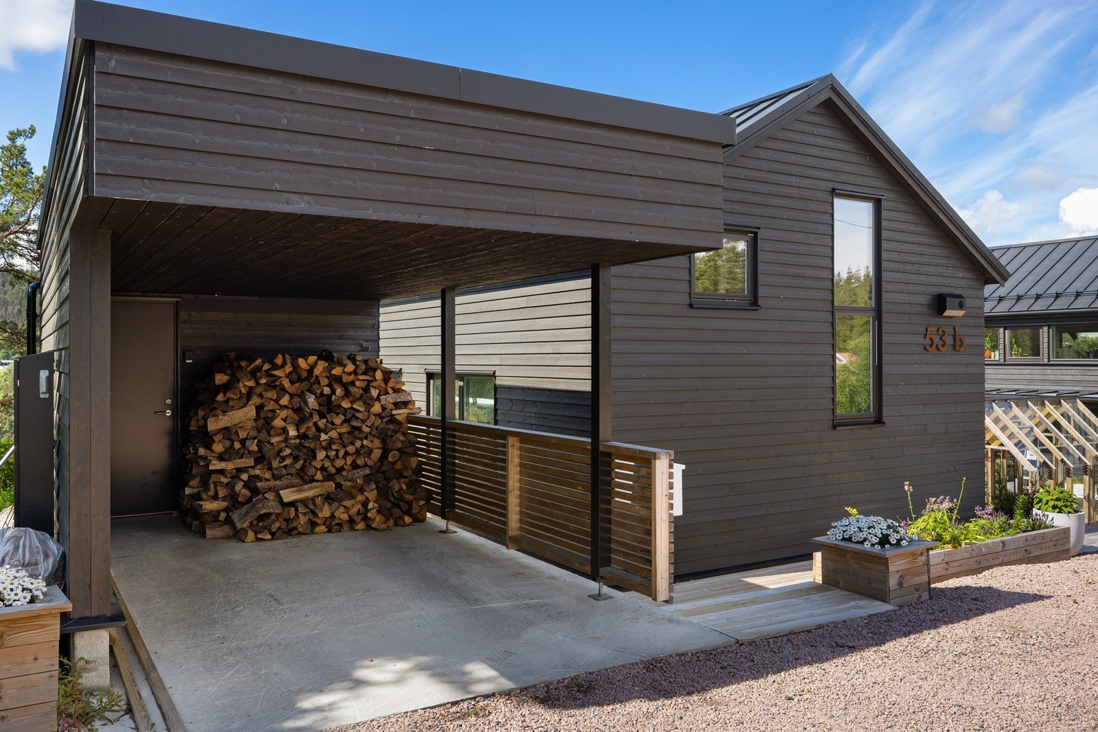 Et nytt og stilrent hus fra 2022 med carport. Galleribilde