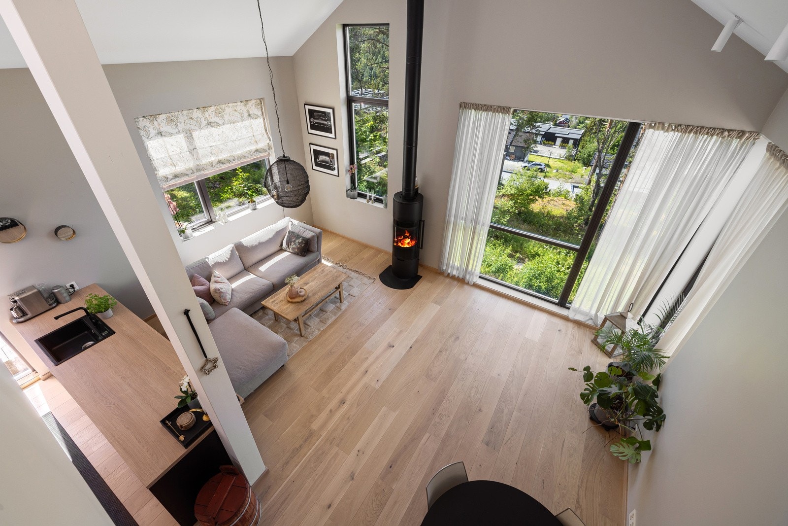 Takhøyde opptil hele 5 meter og heldekkende vindusflater som underbygger den gode romfølelsen. Galleribilde