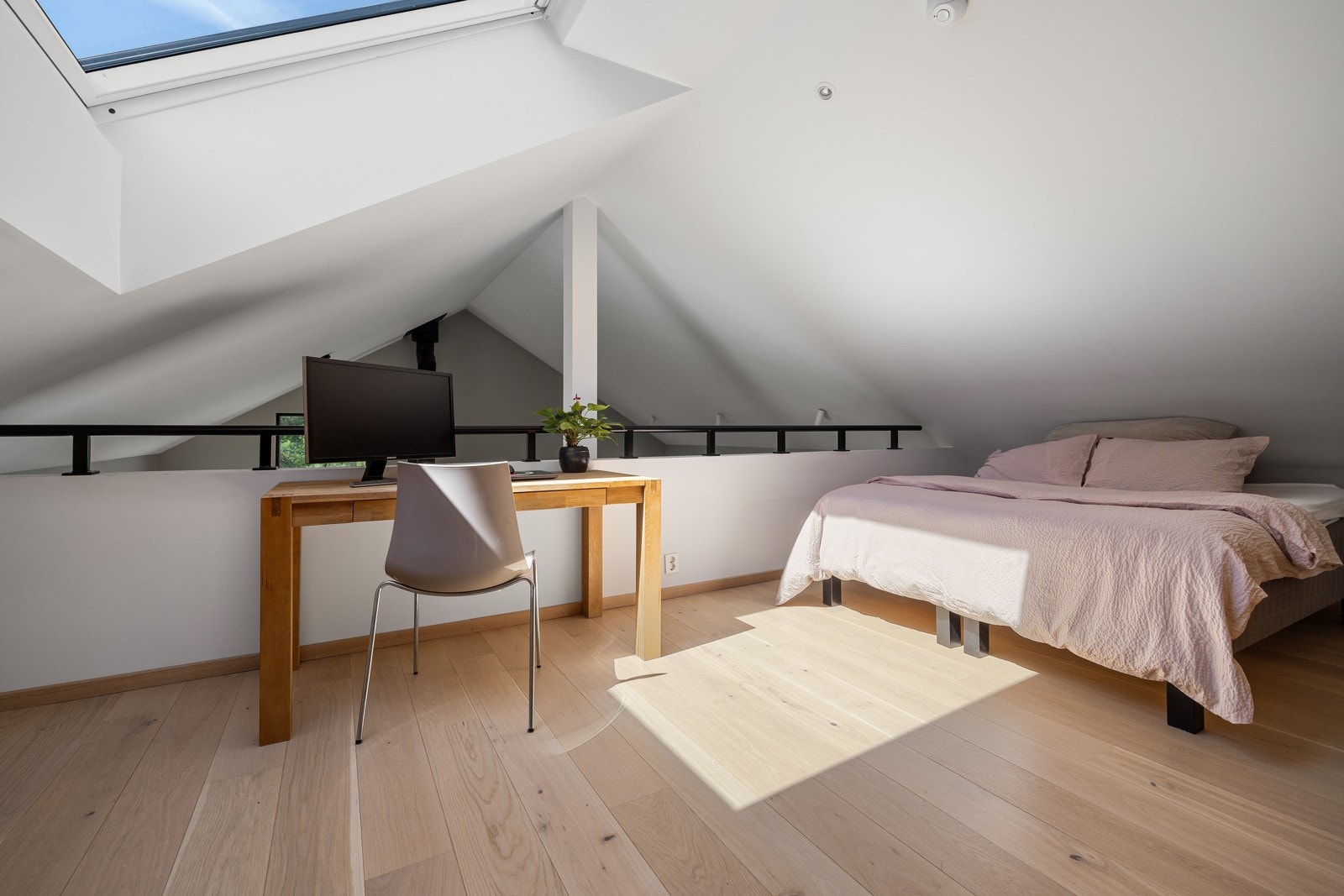 Meget romslig og lys hems med stort takvindu. Galleribilde