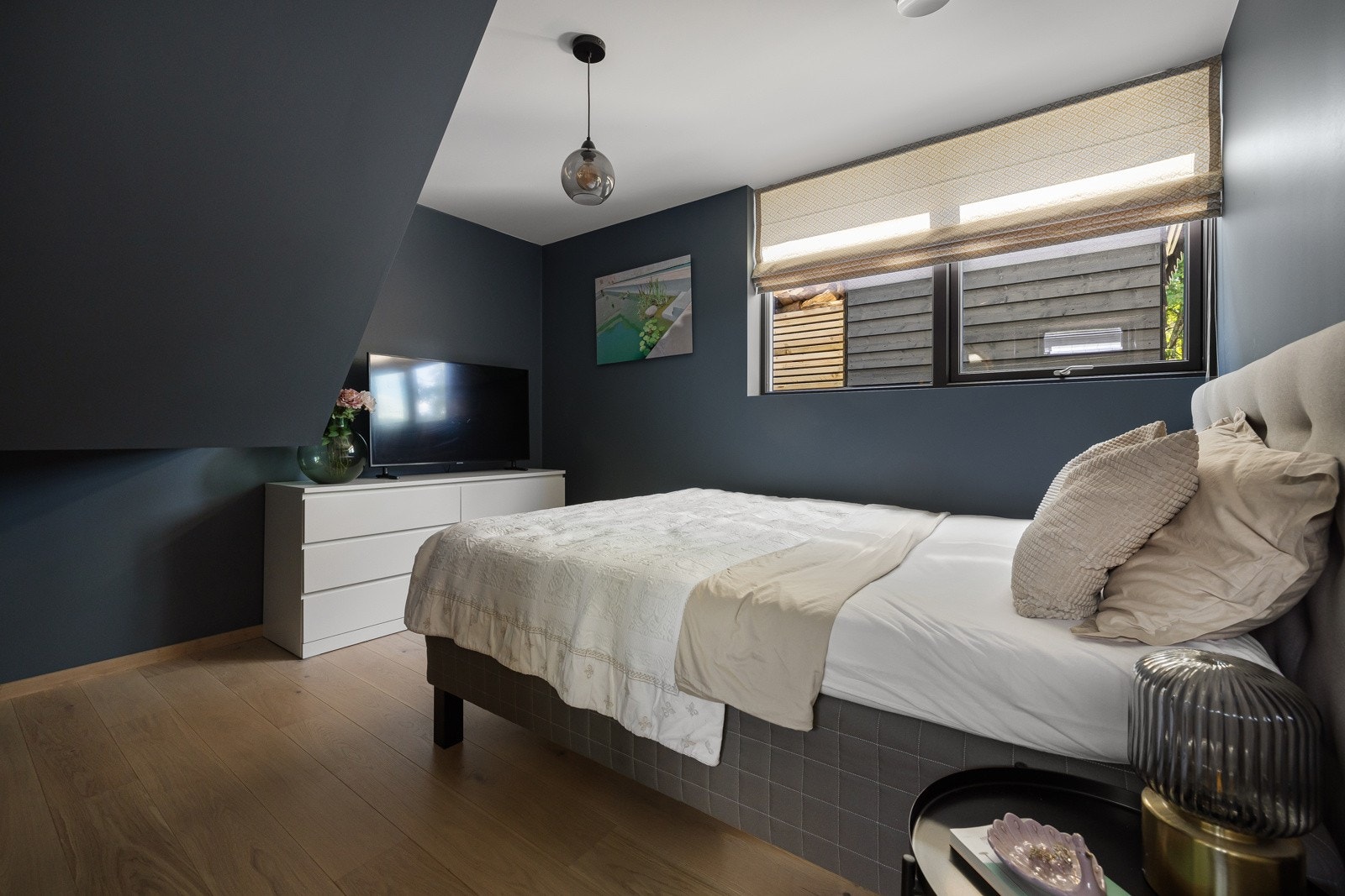 Romslig soverom i lune, delikate fargetoner. Galleribilde