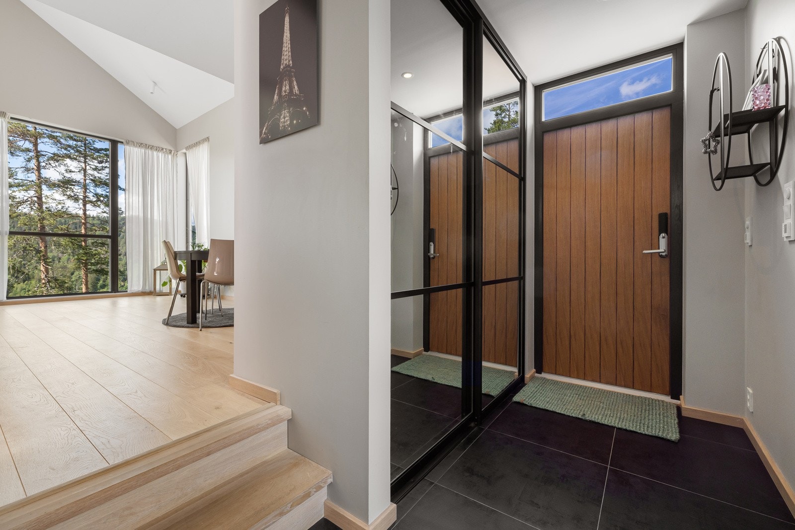 Innbydende entré med plassbygget garderobe. Galleribilde