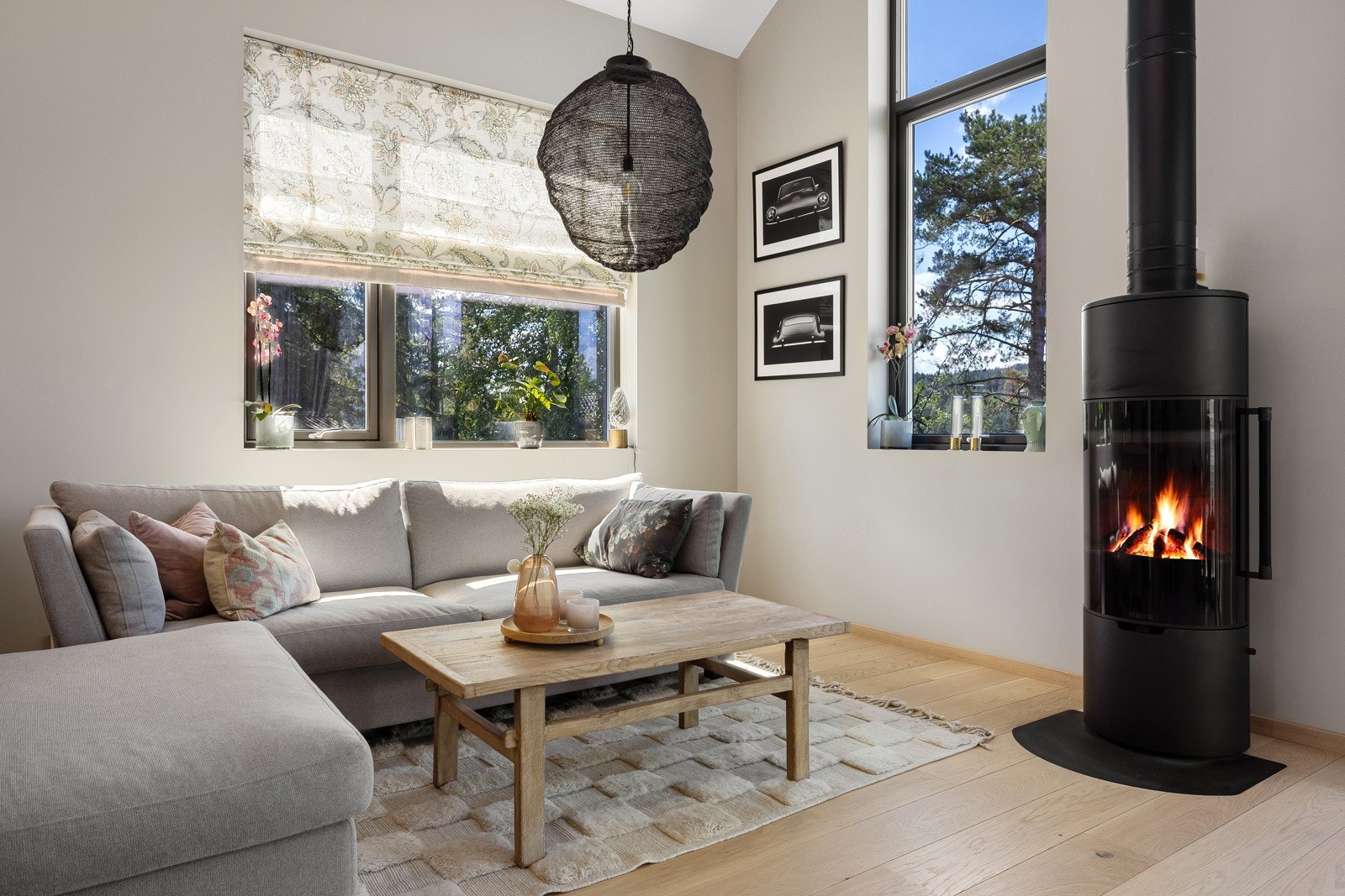 Meget tiltalende og smakfull enebolig med topp moderne løsninger. Boligen har gjennomgående høy standard på alt av materialvalg og innredning. Galleribilde