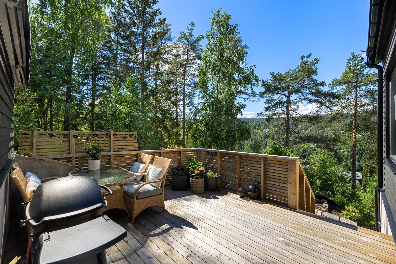 Eiendommen ligger åpent og fint til med meget gode solforhold gjennom hele dagen og kveldssol. Galleribilde