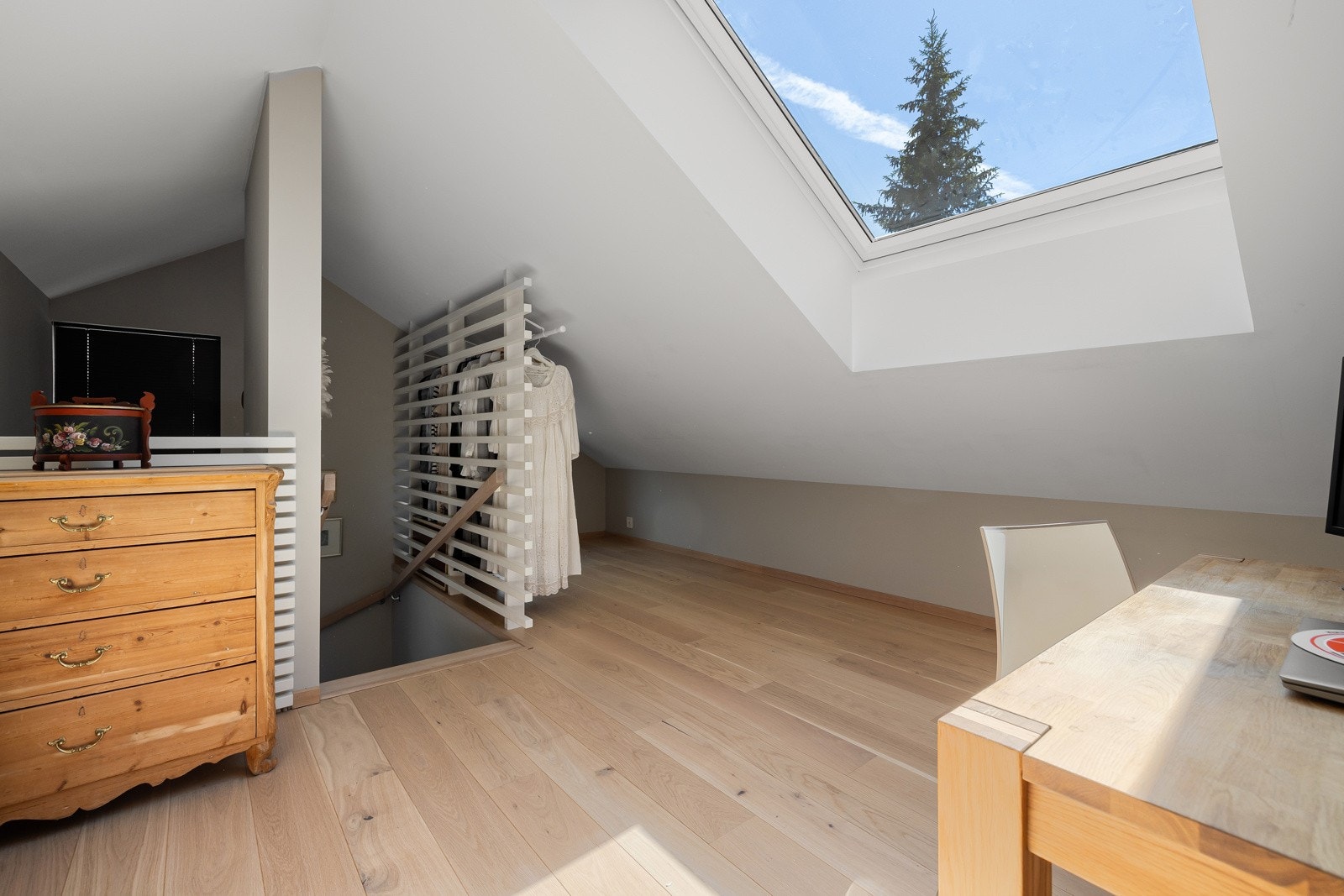 God plass til stor garderobe, dobbeltseng, kontor og øvrig ønsket møblement. Galleribilde