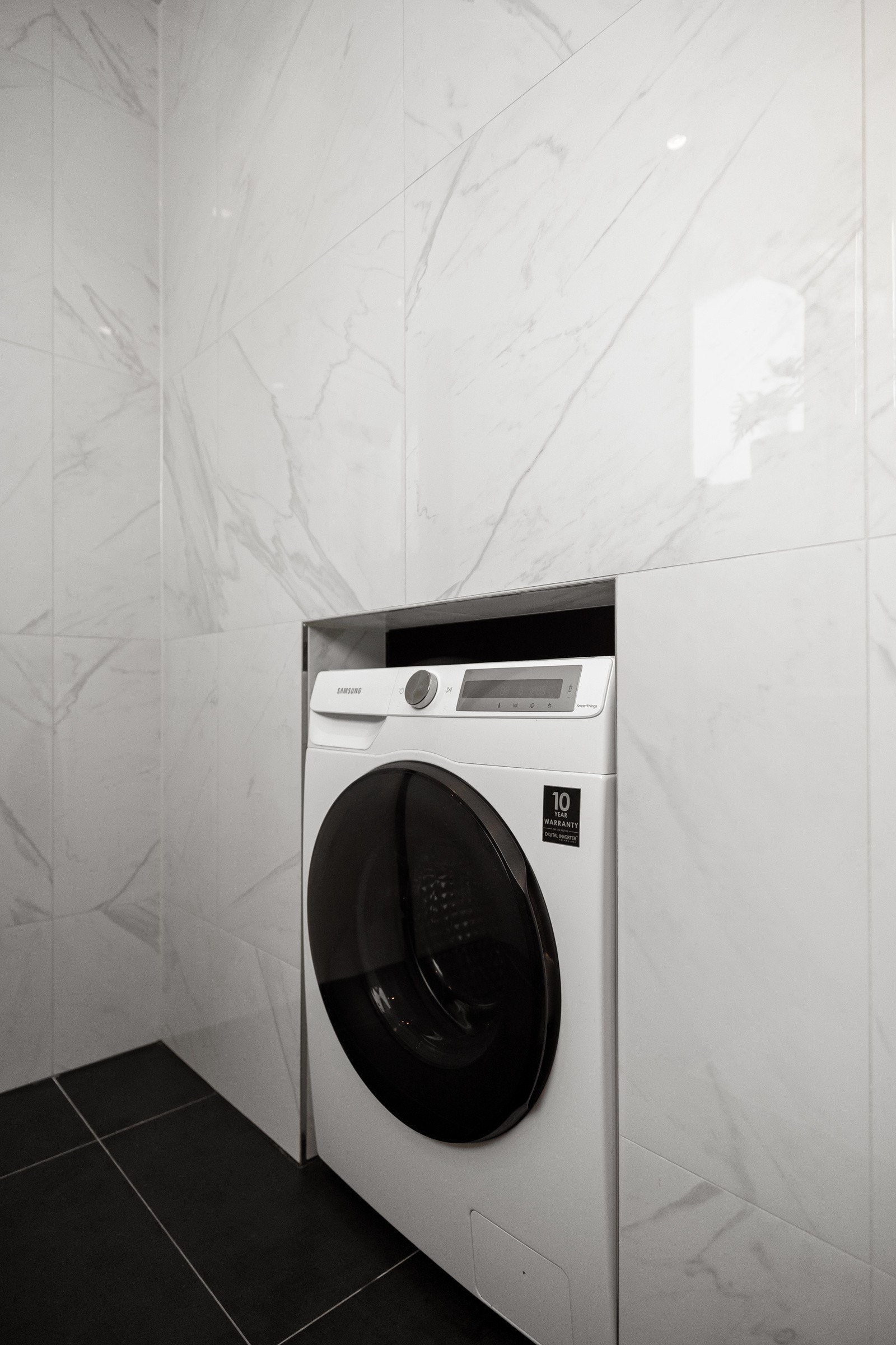 Praktisk nisje til vaskemaskin som gir baderommet en fin helhet. Galleribilde