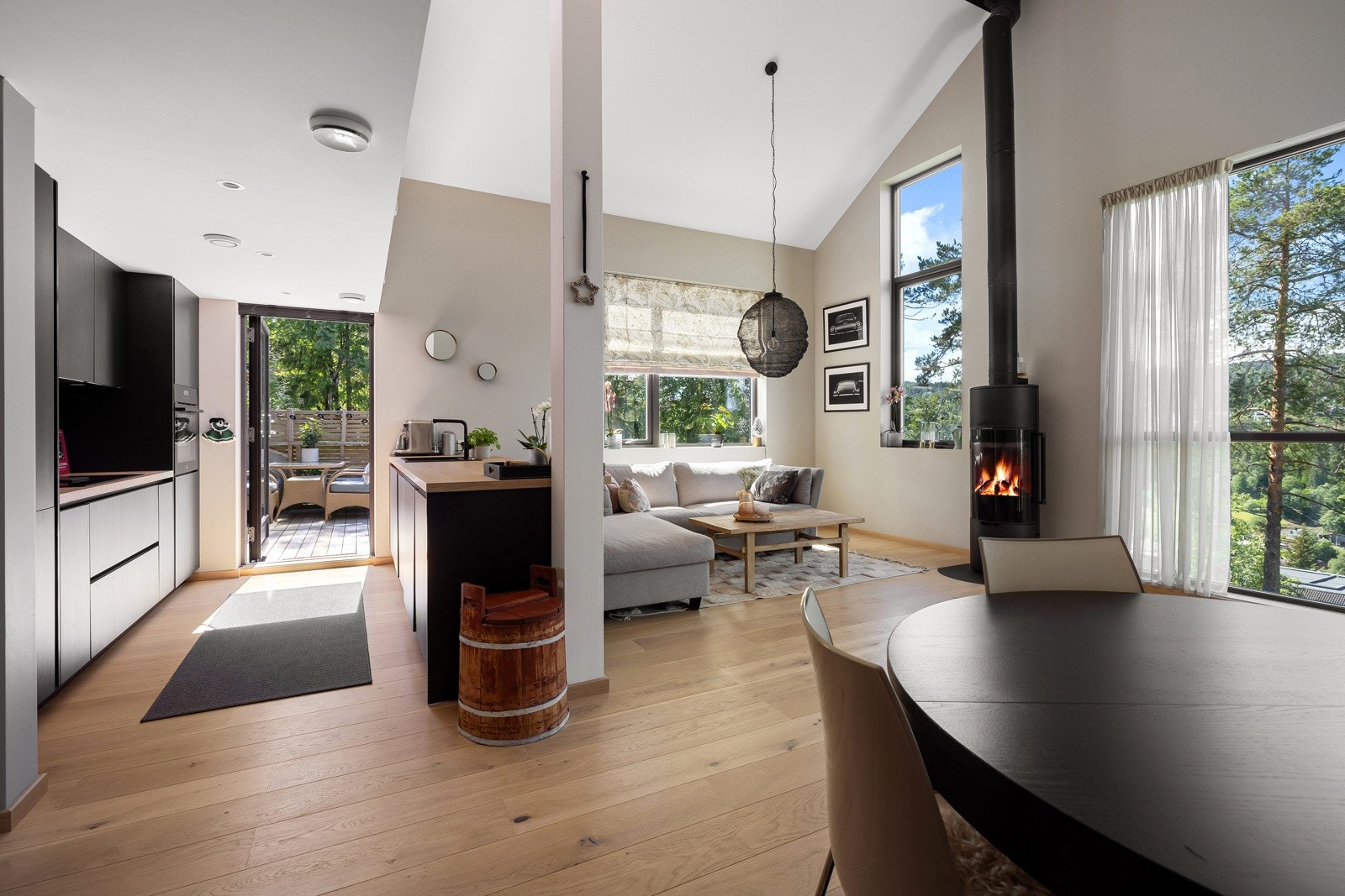 Et fantastisk rom med opptil 5meter takhøyde, fin peisovn og panoramavinduer som gir rikelig med lys og fin utsikt. Galleribilde