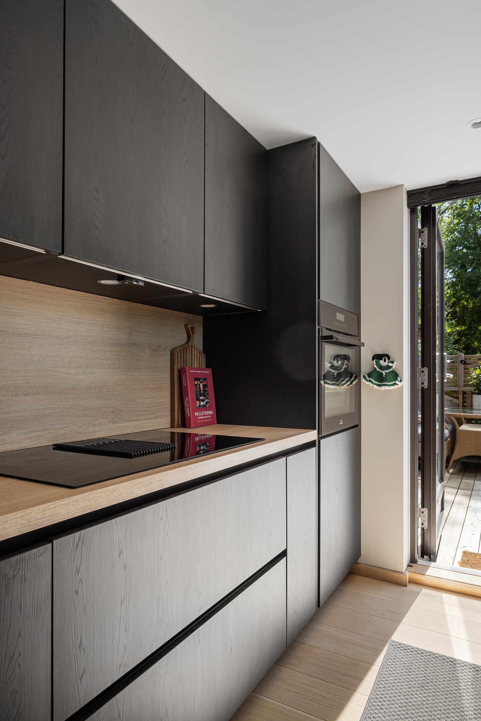 Utgang fra stue/kjøkken til en fantastisk terrasse på hele 42 kvm. Galleribilde