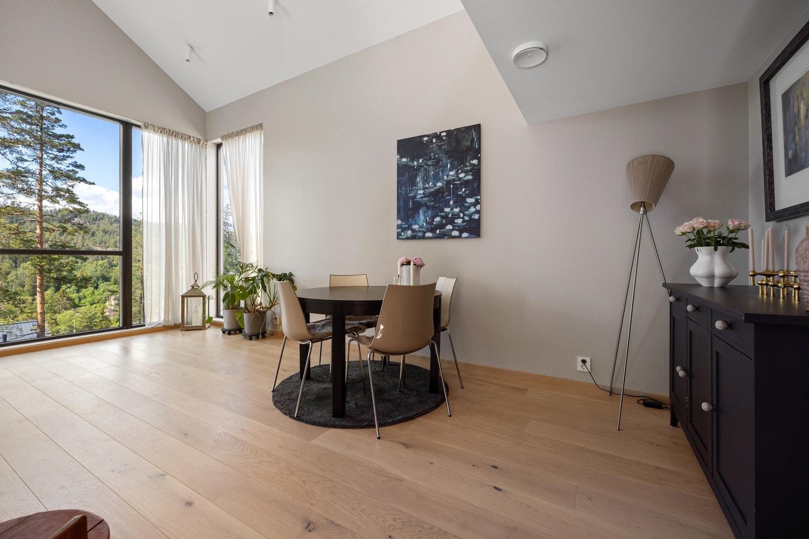 Fantastsk oppholdsrom med flere sosiale soner og idyllisk utsyn. Galleribilde