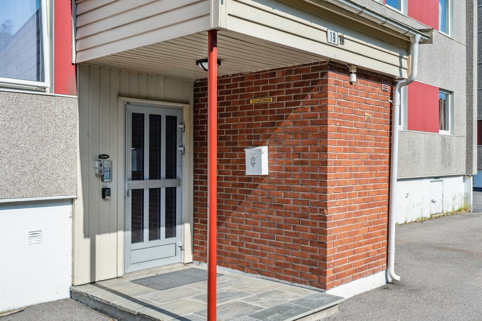 Praktisk felles inngangsparti! med flott plass man kan slå av en prat med naboene. Galleribilde