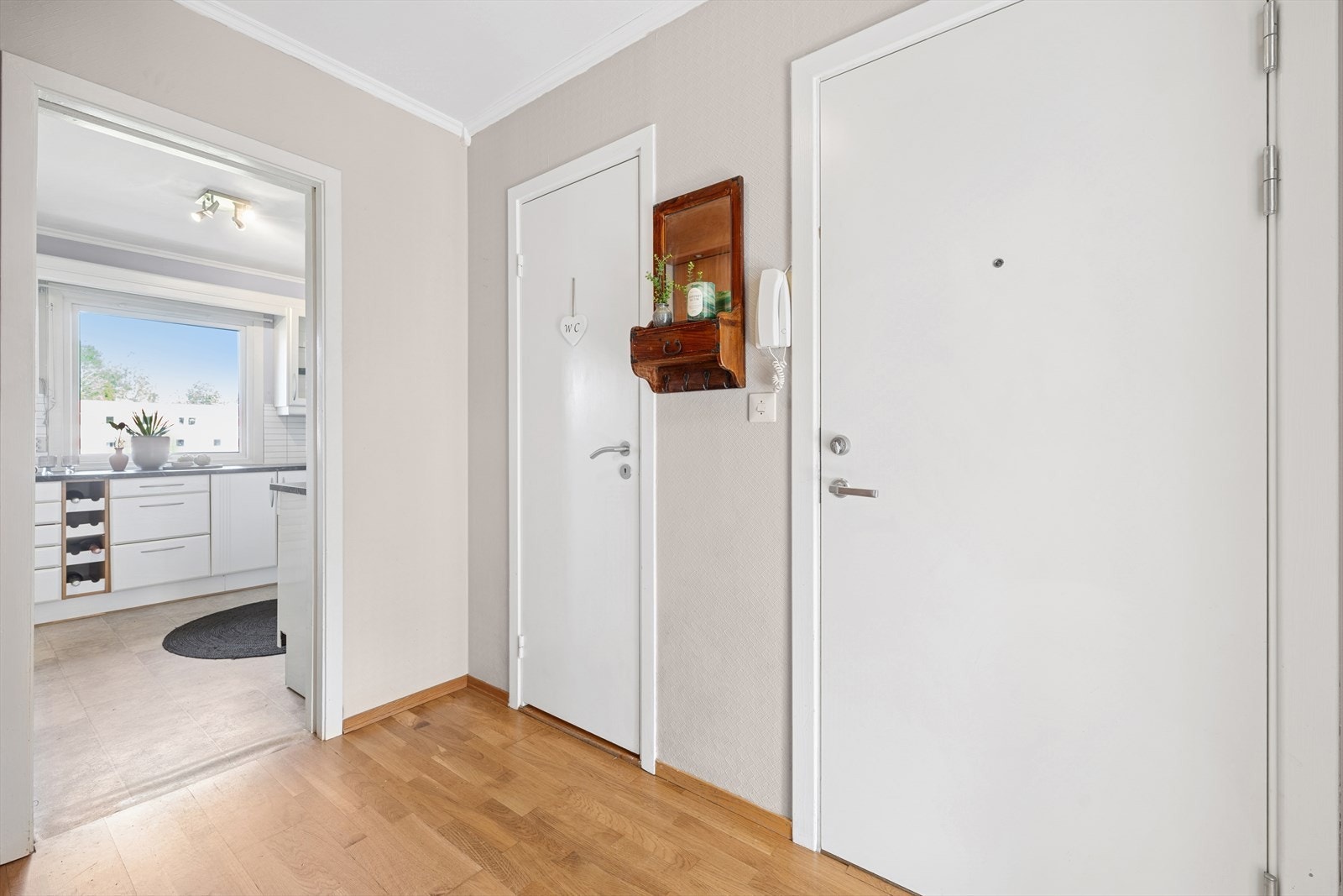Trivelig entrè og luftig gang som ønsker deg velkommen inn! Galleribilde