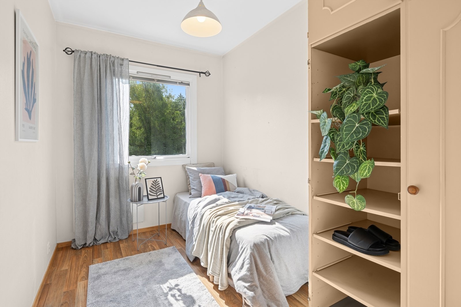 Soverom som passer utmerket som et barnerom, gjesterom, kontor eller hva en måtte ønske. Galleribilde