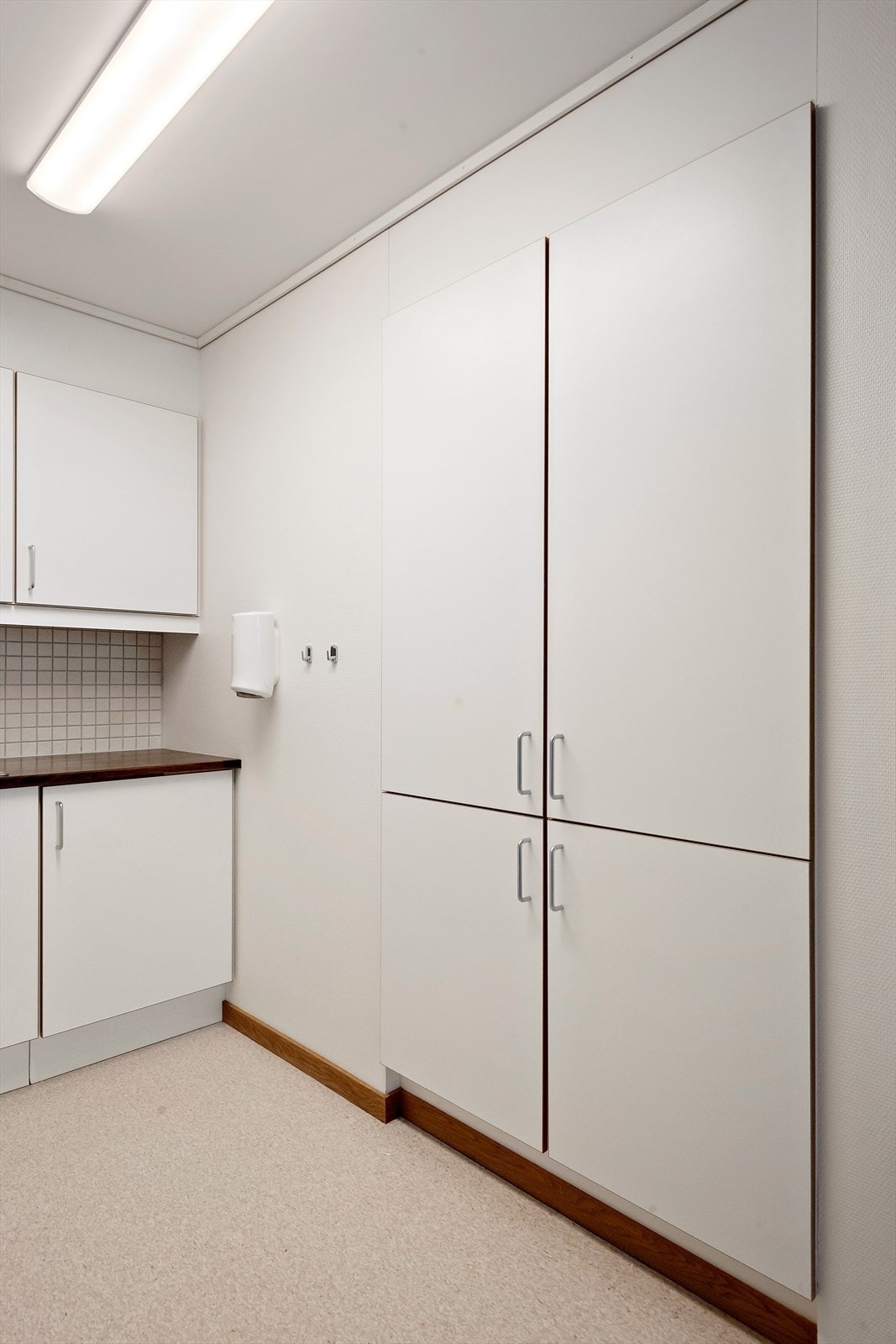 Plassbygd høyskap for ekstra oppbevaring. Galleribilde