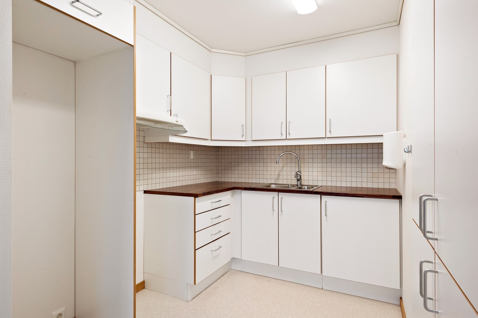 Godt utnyttet kjøkken med mye lagringsplass. Galleribilde