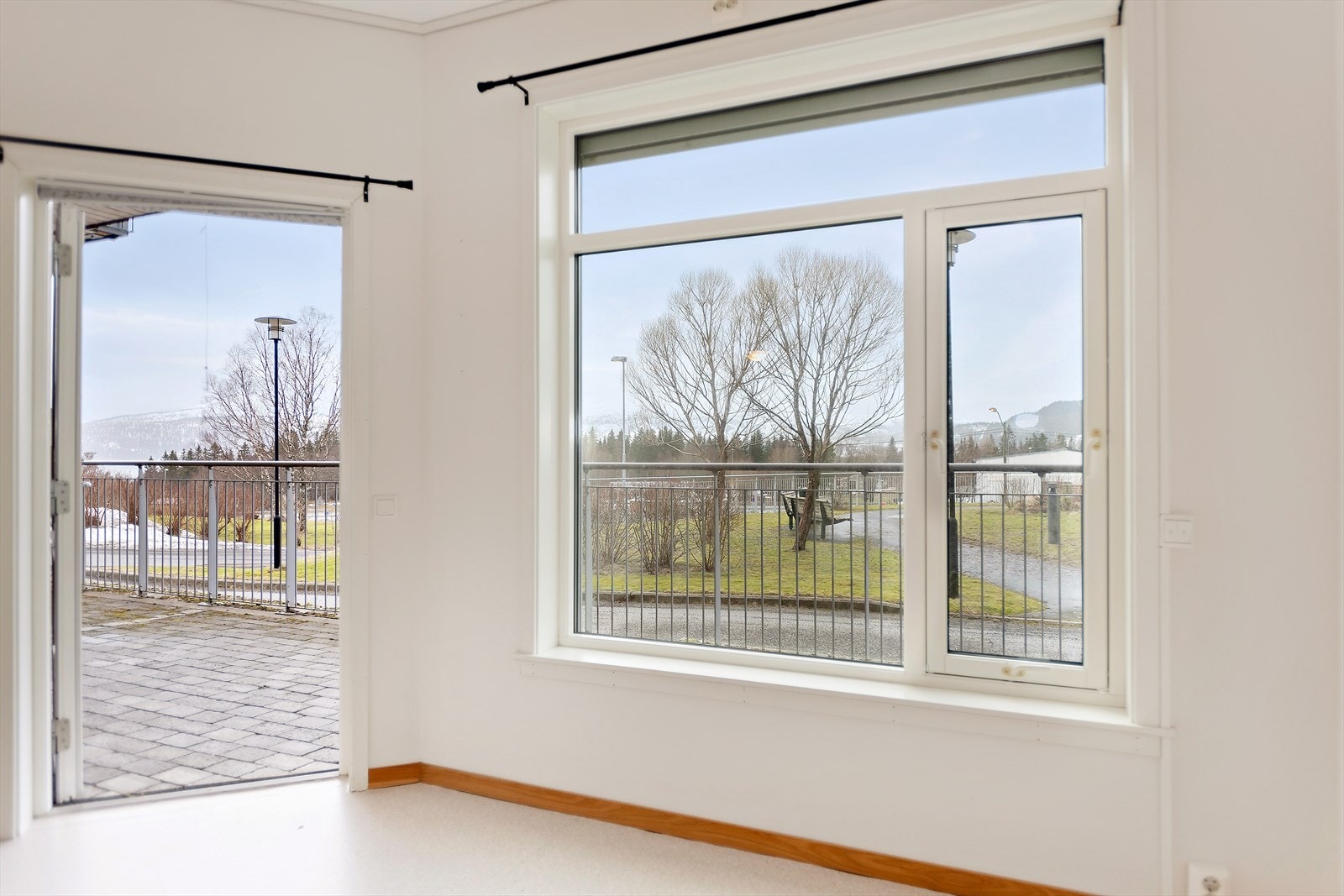 Fra stuen er det utgang til markterrasse og felles pent opparbeidet uteområde. Galleribilde