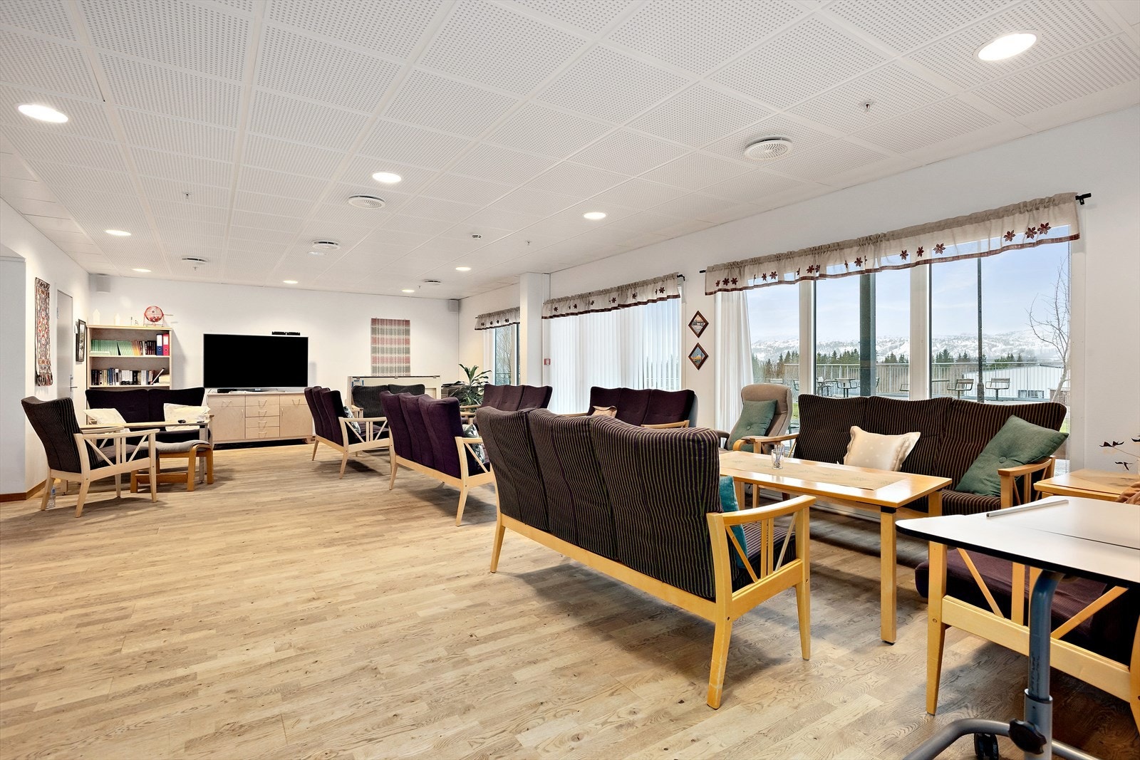 Etasjen har en fellesstue med kjøkken og mange sitteplasser. En flott, sosial arena å treffe de andre beboerne på. Galleribilde