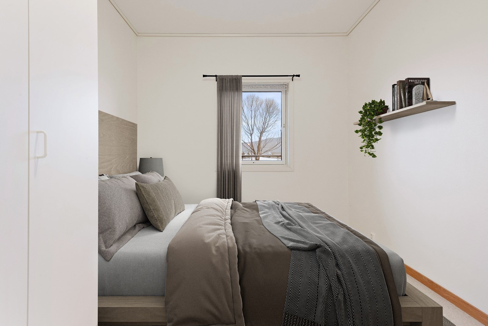 Lyst og romslig med plass til sofagruppe og enkelt spisebord. (Digitalt stylet) Galleribilde