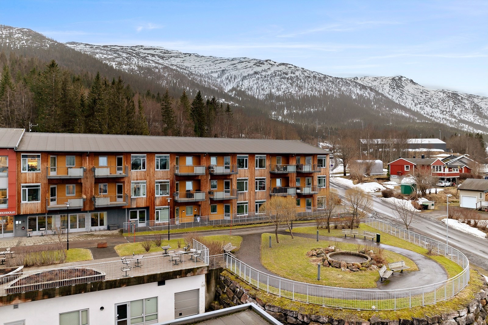 Leiligheten ligger fint til med direkte utgang til pent opparbeidet uteareal. Galleribilde