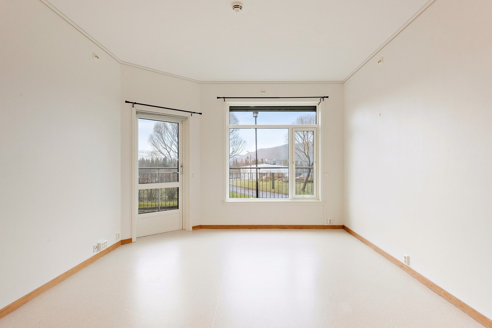 Lyst og romslig med plass til sofagruppe og enkelt spisebord. Galleribilde