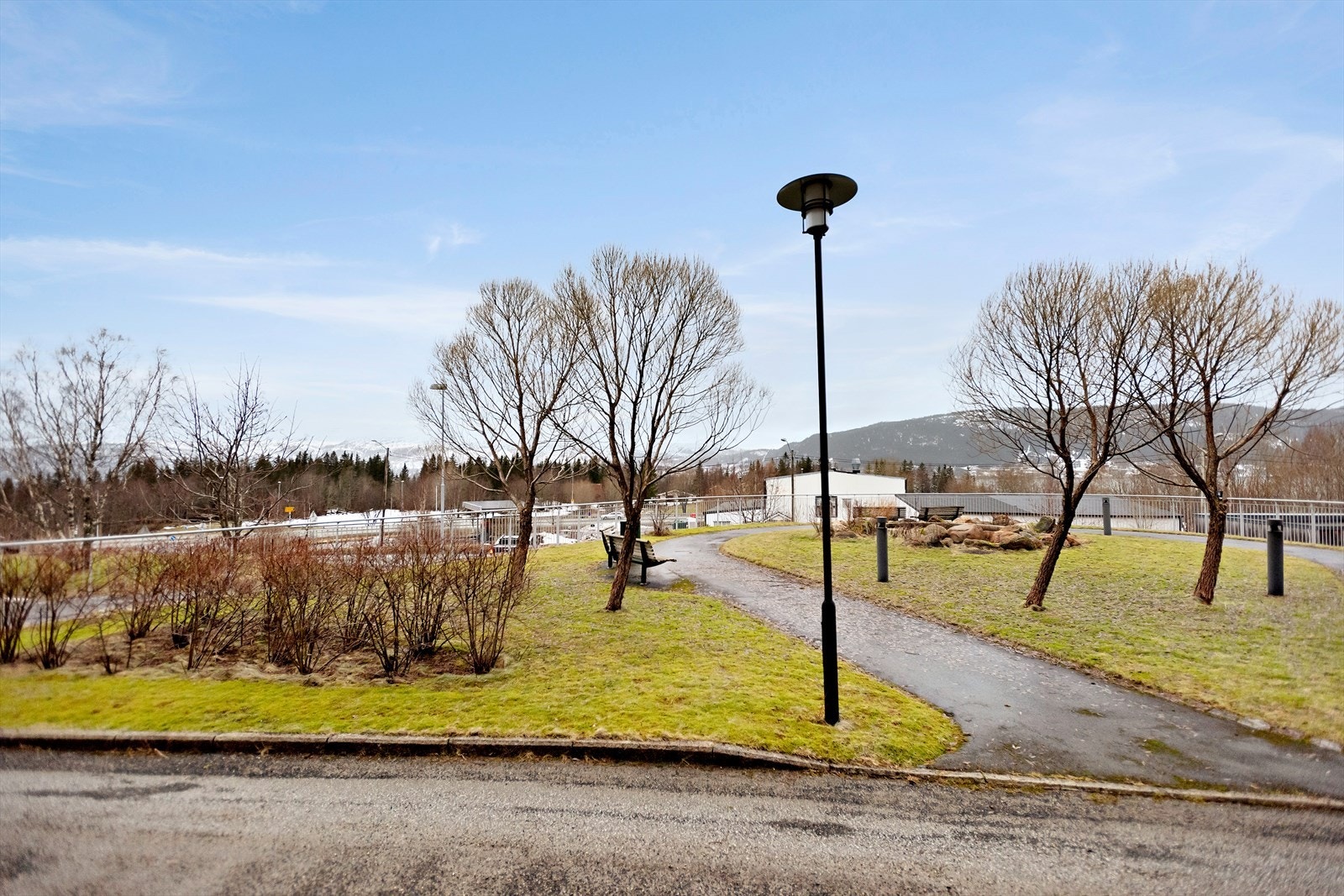 Opparbeidet uteområde som blir vedlikeholdt av vaktmester. Kort avstand til bussholdeplass. Galleribilde