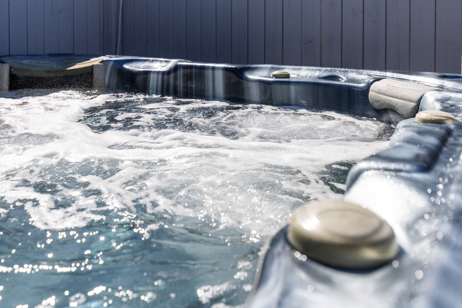 Jacuzzi som står på terrassen medfølger salget. Galleribilde