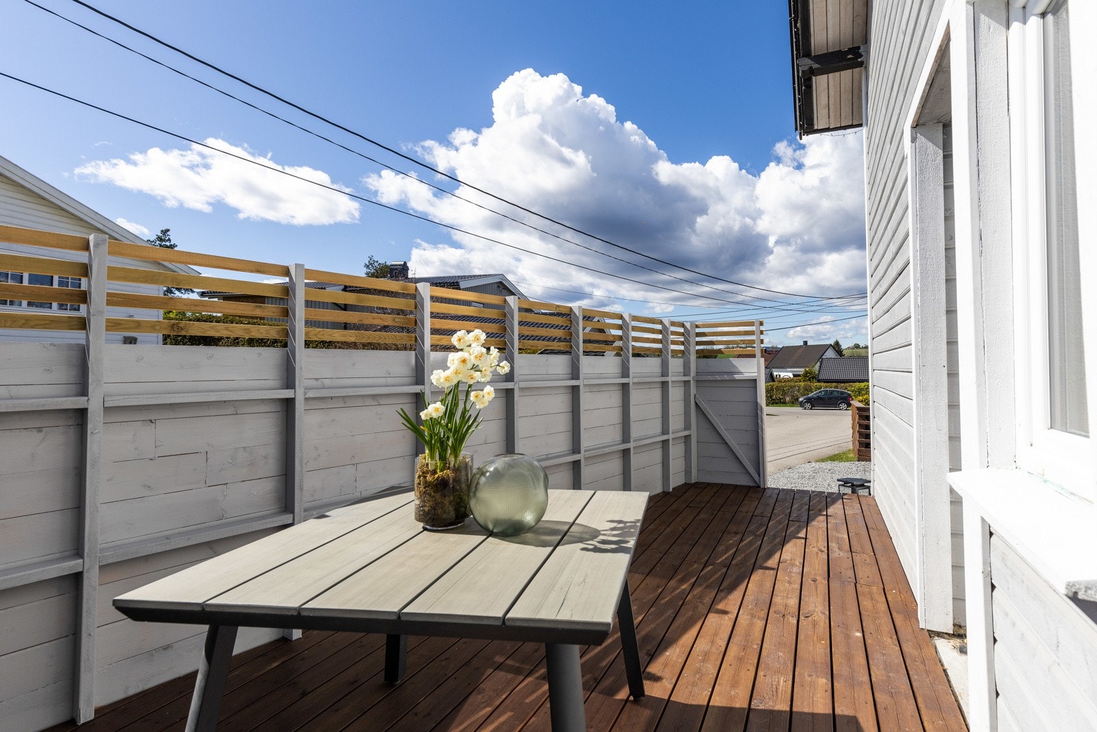 Hybelen har egen terrasse utenfor stuen, skjermet av levegger mot veien. Galleribilde
