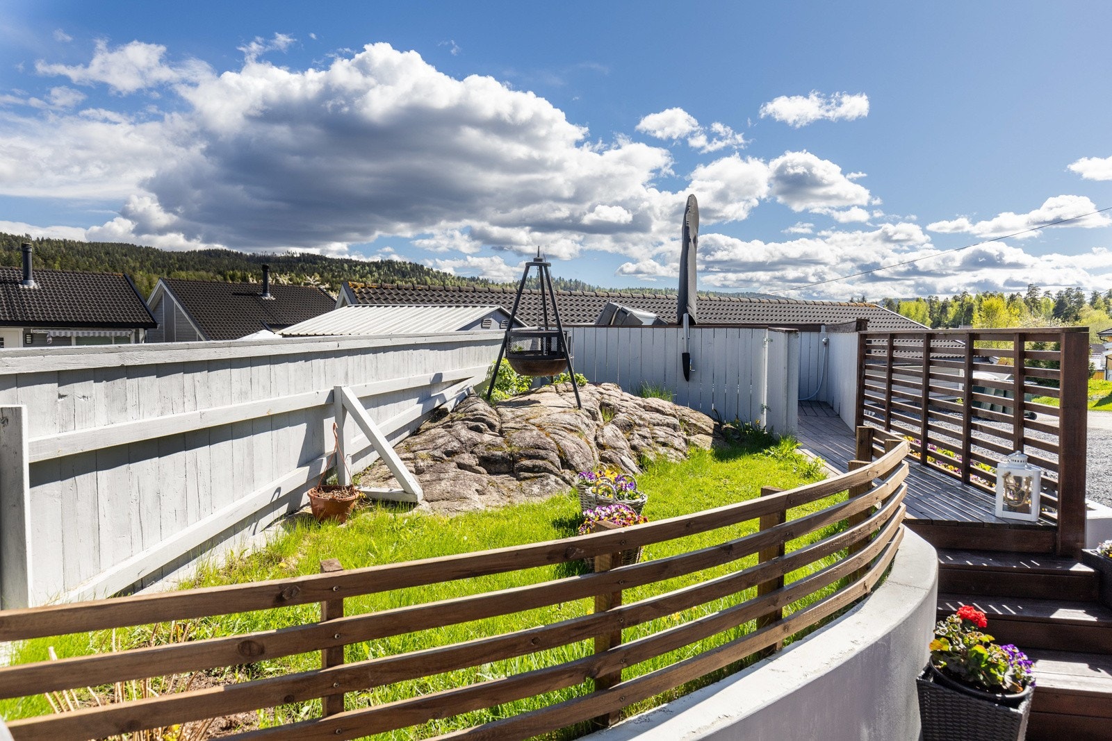 Hagen rammes fint inn av en hekk og et gjerde. Galleribilde