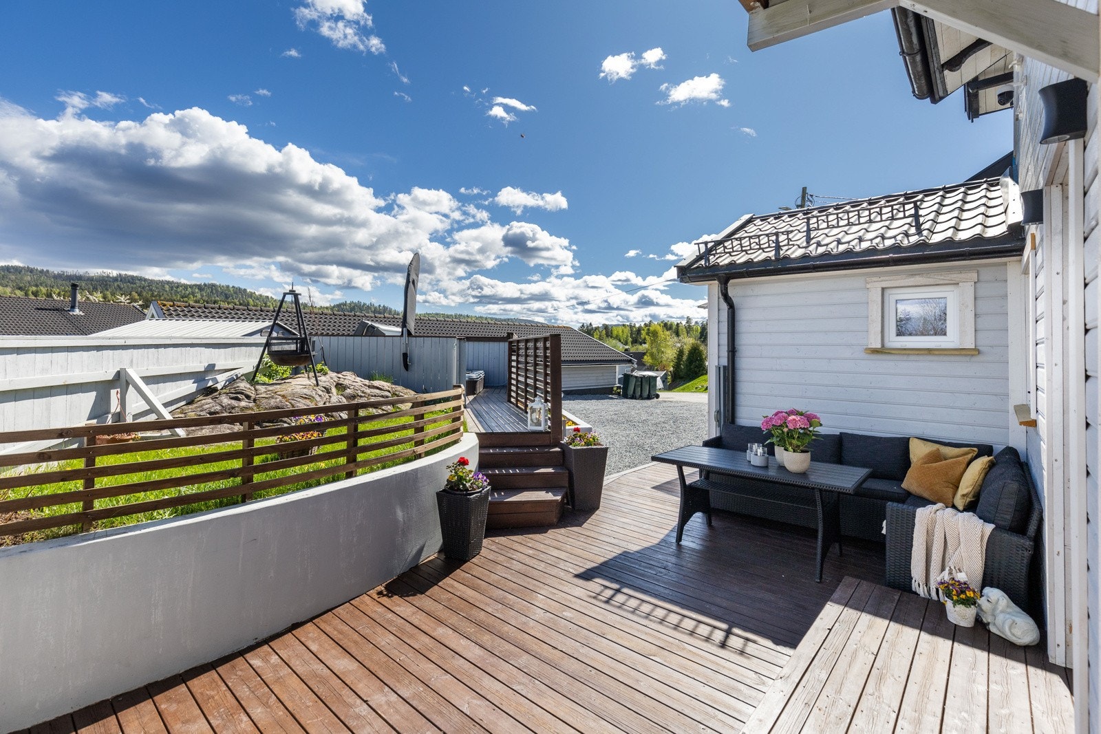 Ved inngangen har boligen en herlig terrasse på ca. 36 kvm, som strekker seg rundt deler av huset. Galleribilde