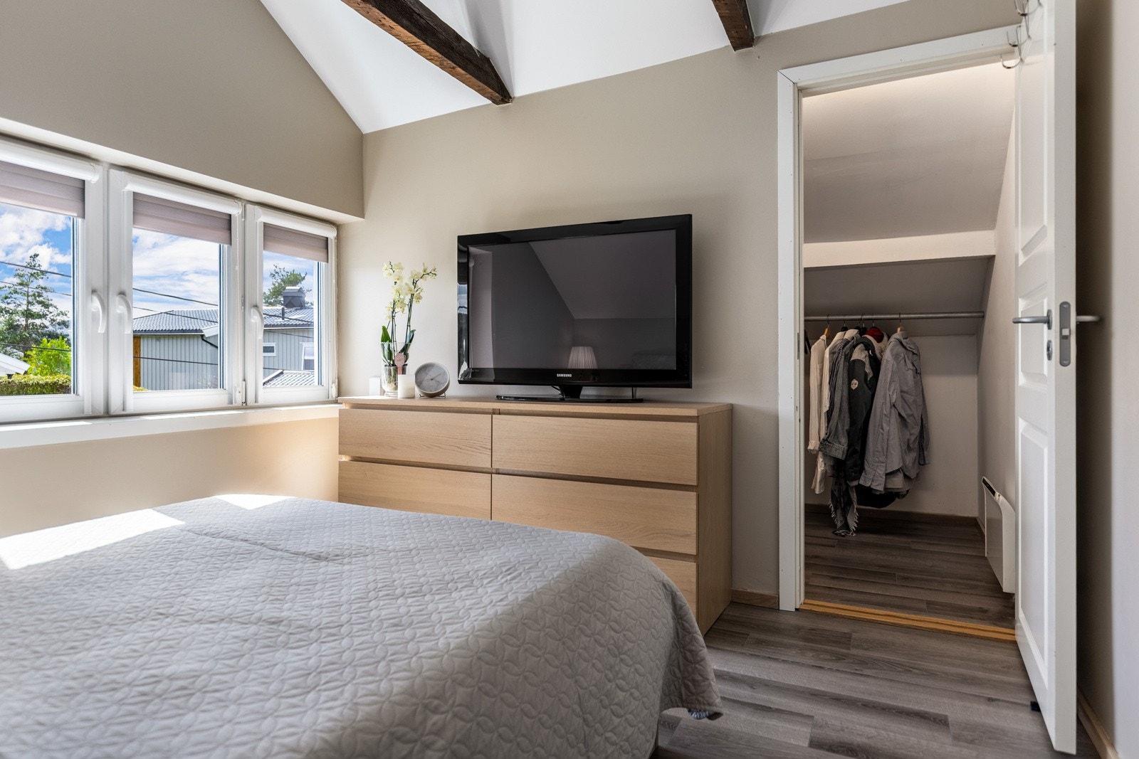 Det er plass til dobbeltseng, og rommet har et eget walk-in closet med klesoppheng og plassbygde hyller. Galleribilde