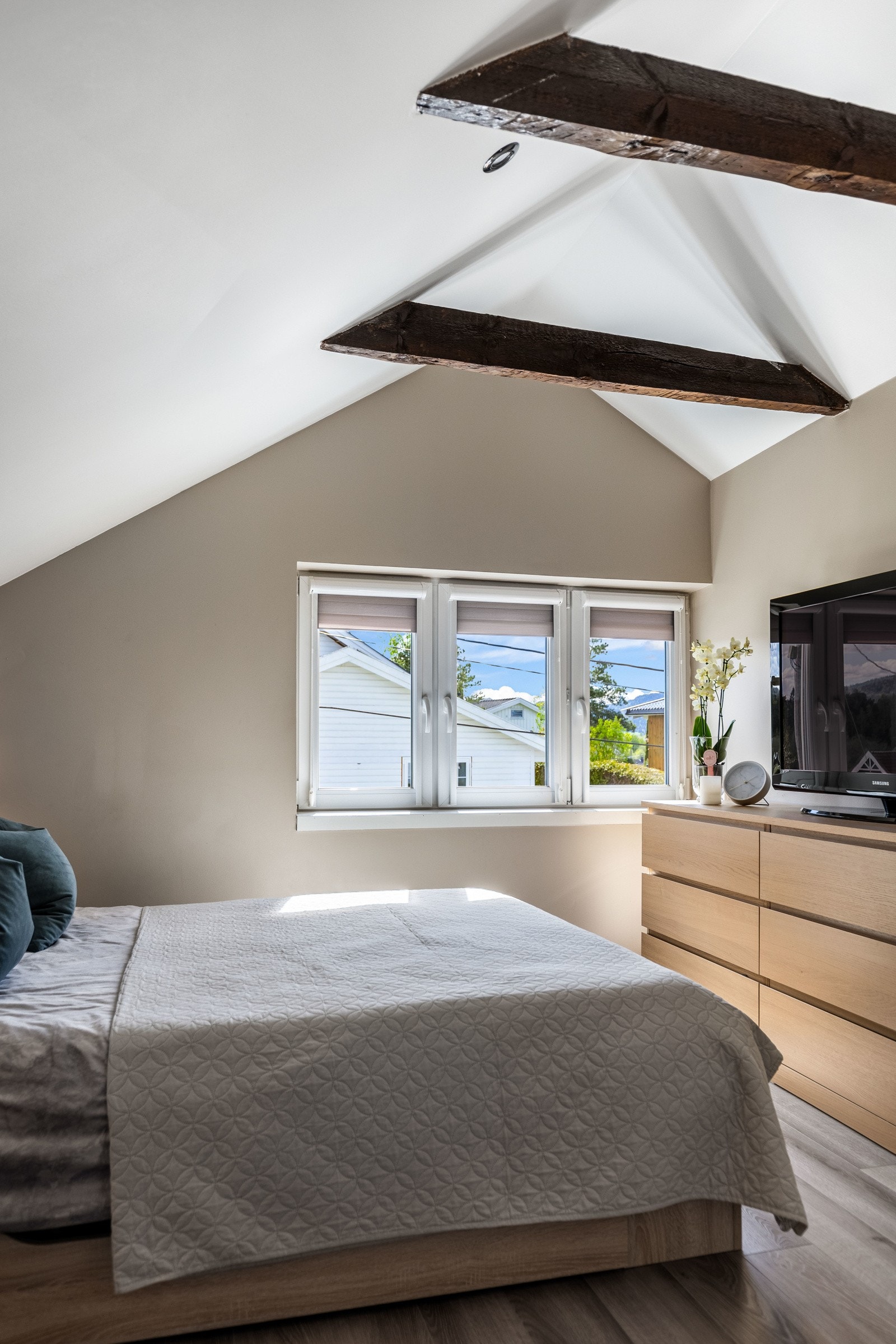 Sammen i andre etasje har boligen to soverom og et innredet rom i bruk som soverom. Galleribilde