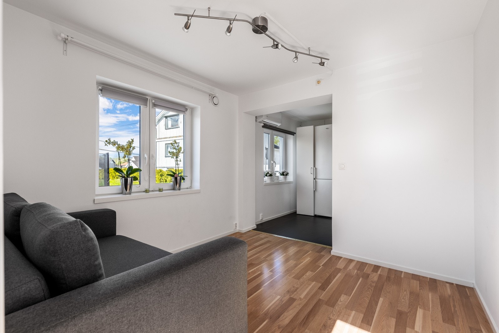 Stuen har utgang til en skjermet terrasse, og kjøkkenet er innredet med flislagt gulv og nyere varmepumpe. Galleribilde