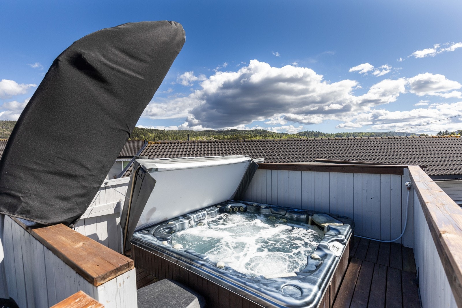 Jacuzzi som står på terrassen medfølger salget. Galleribilde