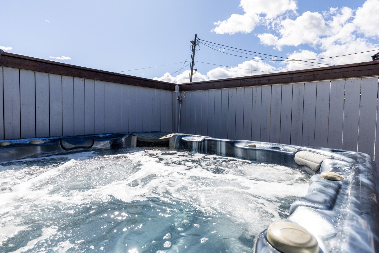 Jacuzzi som står på terrassen medfølger salget. Galleribilde