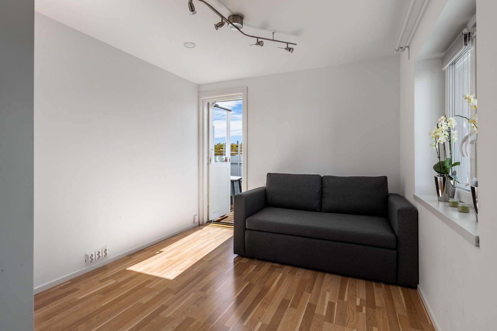 I første etasje har boligen en separat hybel, bestående av entré, bad, kjøkken, stue, soverom og bod. Galleribilde