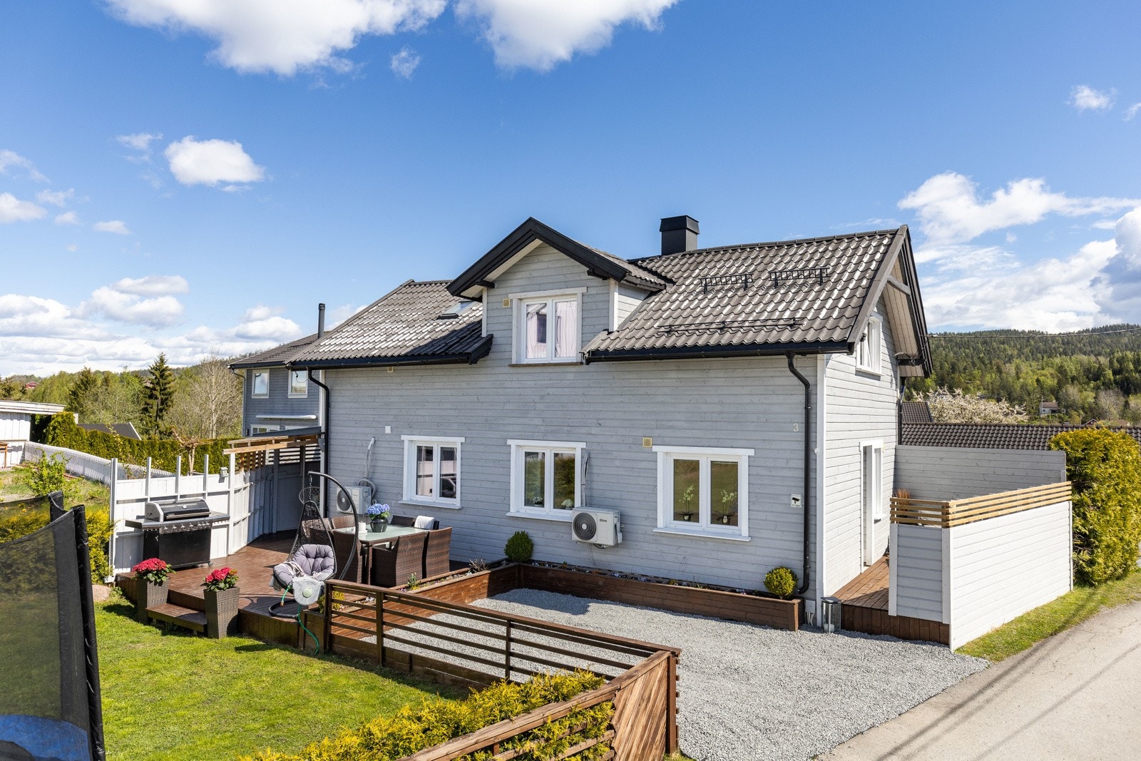 Privatmegleren ved Magnus Landgraff har gleden av å presentere denne velholdte eneboligen med hybel, stor terrasse og romslig hage beliggende landlig til på Stillerud i Skoger. Galleribilde