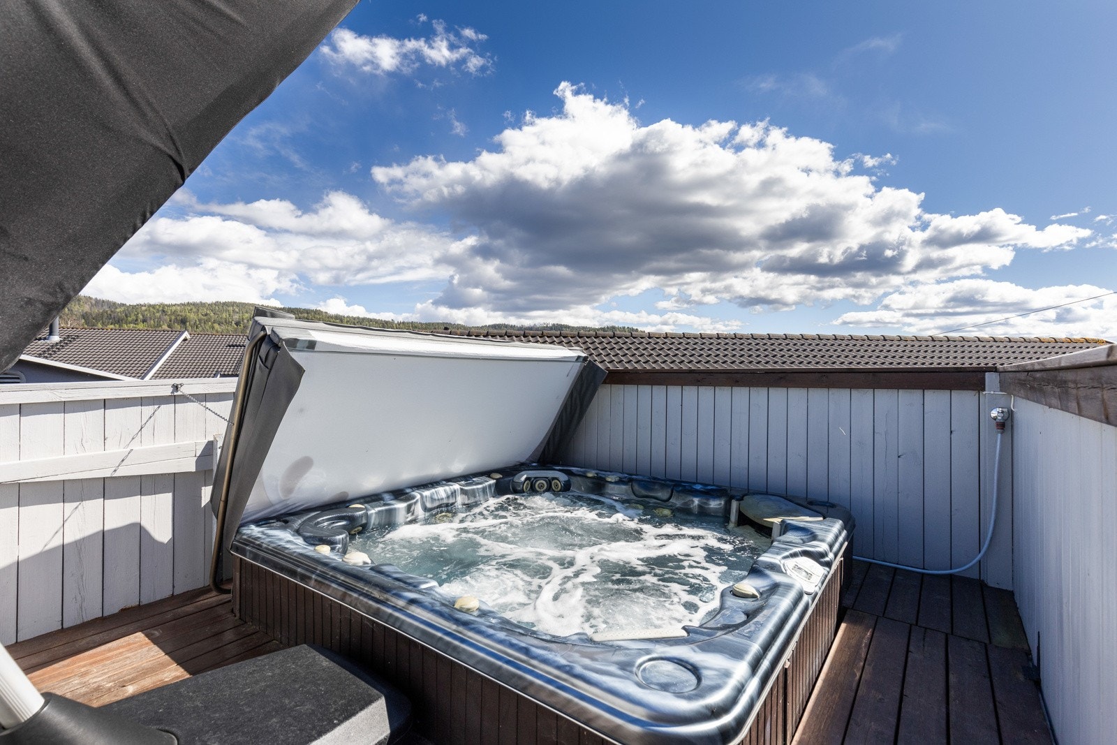 Her står det i dag en deilig jacuzzi, perfekt for lange, sosiale kvelder med noe godt i glasset. Galleribilde