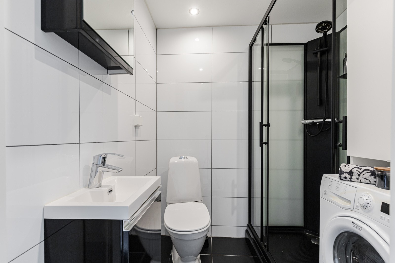 Badet ble pusset opp i 2018, innredet med hvite veggfliser og sorte fliser på gulvet. Galleribilde