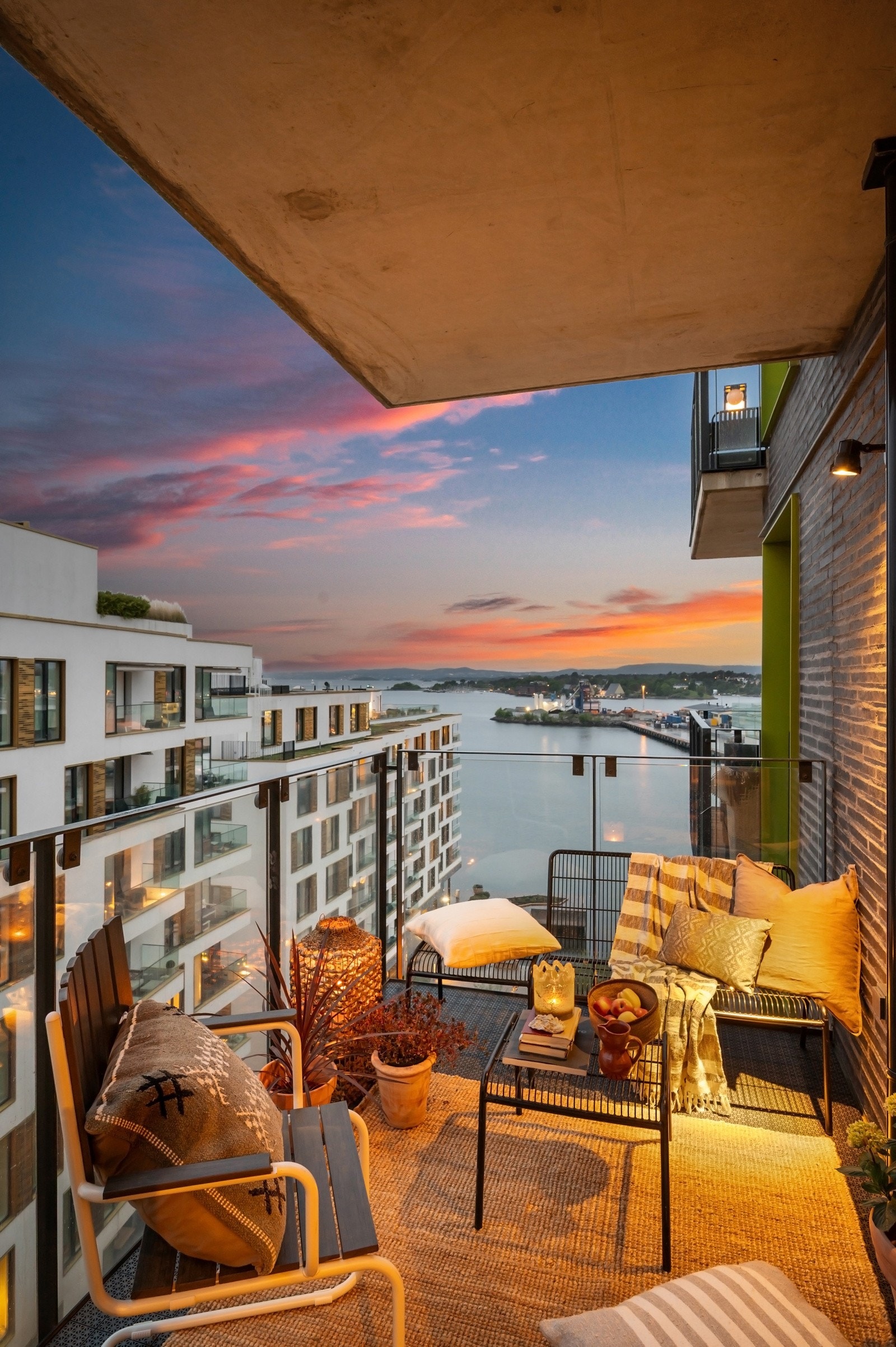 Balkongen er overbygget noe som gir gode muligheter til å sitte ute langt inn i de sene kveldstimer Galleribilde