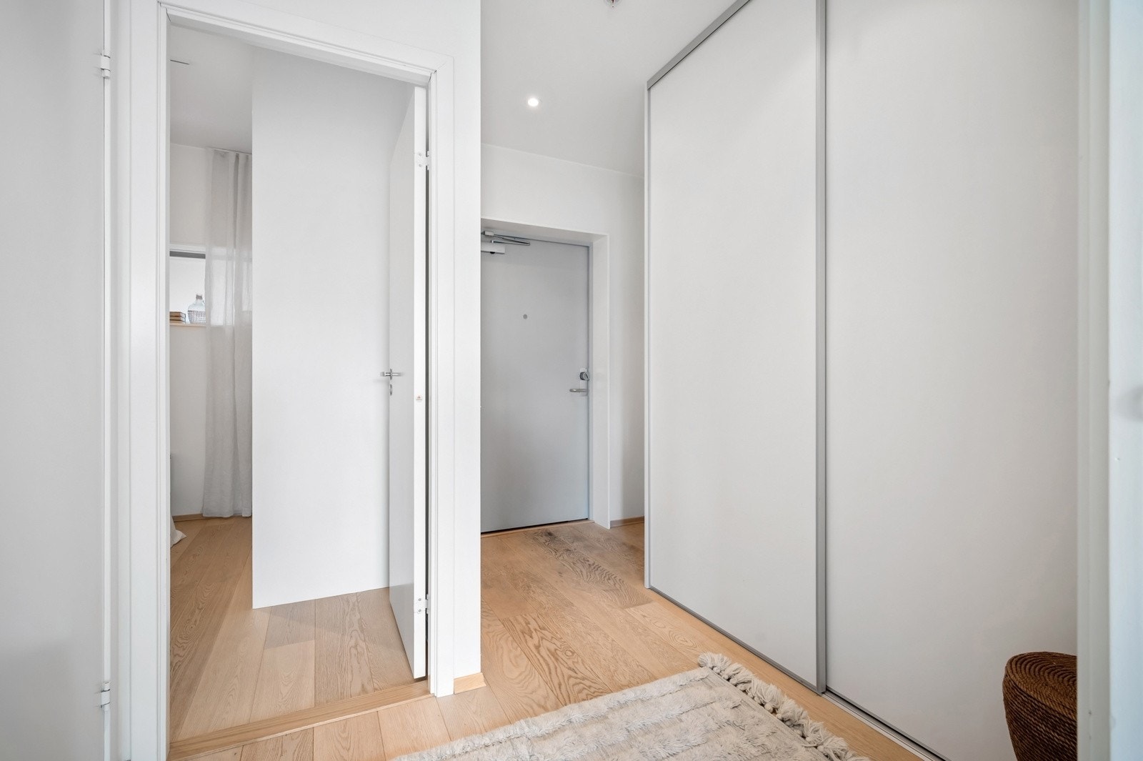 Entréen gir et godt førstemøte med boligen og har skyvedørsgarderobe hvor sko og klær kan plasseres Galleribilde