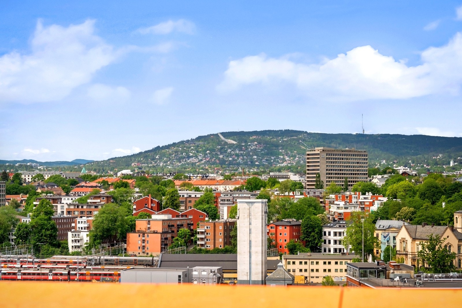 Felles takterrassen med sol fra morgen til kveld - her med utsikt mot Holmenkollen Galleribilde