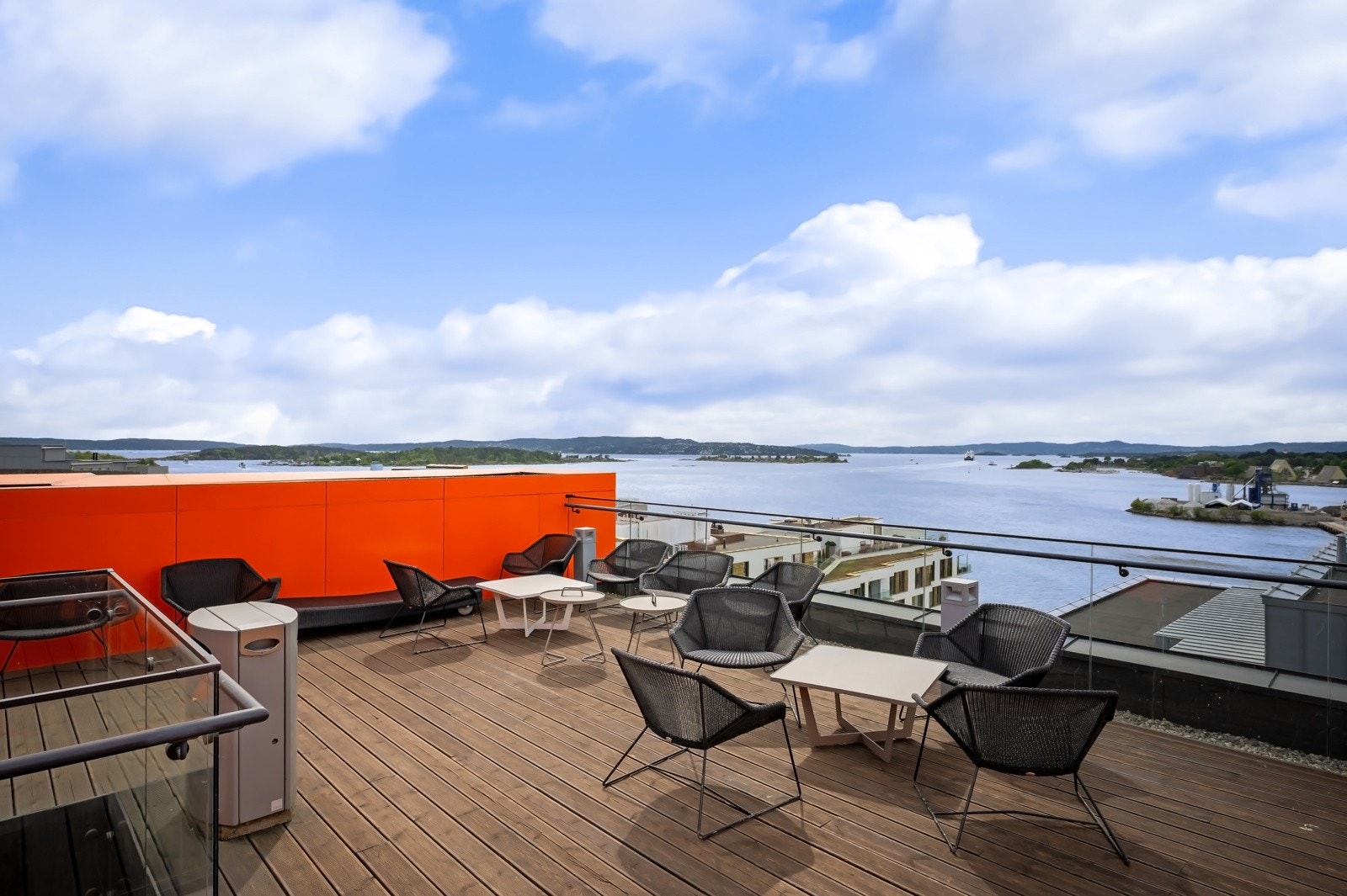 Takterrassen har levegger i friskt, oransje glass, plass for en rekke sittegrupper og er det perfekte sted for større, sosiale sammenkomster Galleribilde