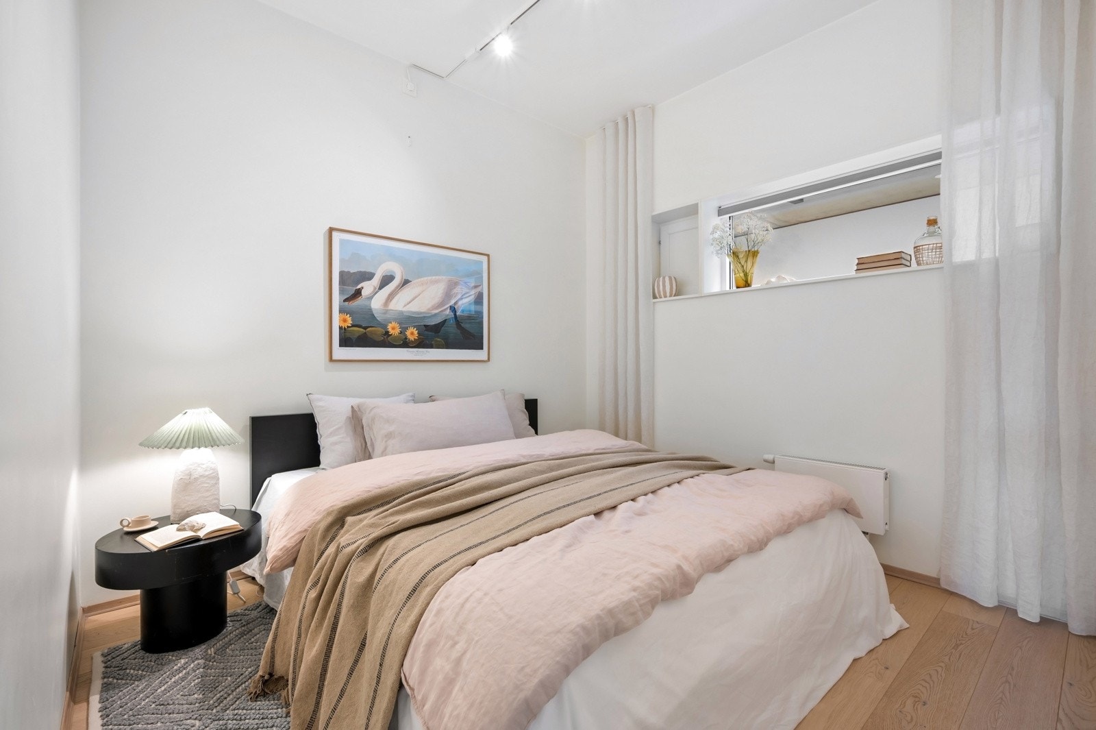 Leiligheten har et romslig soverom med skyvedørsgarderobe og plass til dobbeltseng med nattbord på hver side Galleribilde