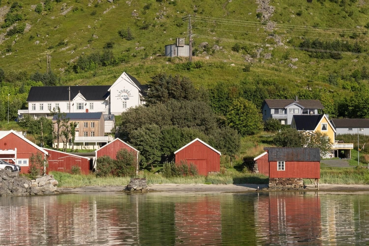 Tilbaketrukket tomt med nærhet til strand, havn og torg. Galleribilde