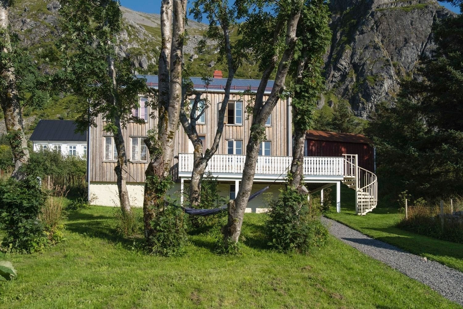 Nordlandshuset ble renovert og oppgradert i 2020. Unik kombinasjon mellom moderne komfort, historisk sjel og romlige kvaliteter både inne og ute. Ingen gjenboere. Galleribilde