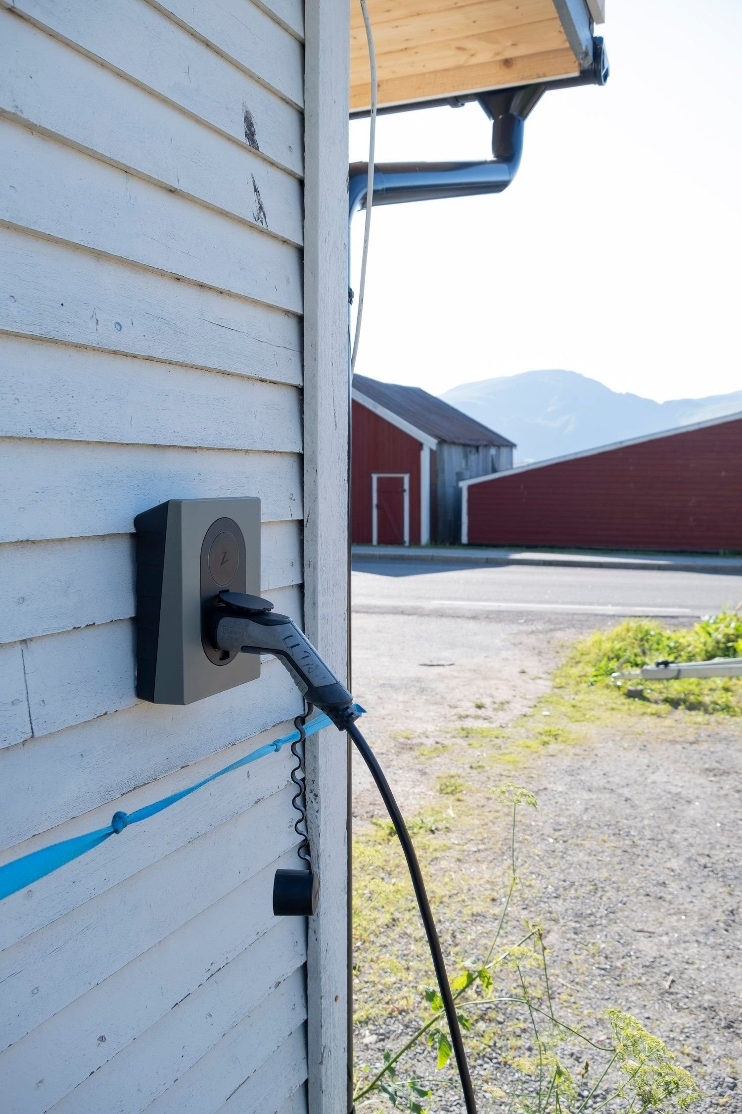 Garasje (26 m²) med plass til personbil, samt oppstillingsplass utenfor. Elbillader montert i 2024. Enkel adkomst fra vei. Potensial for oppgradering. Galleribilde