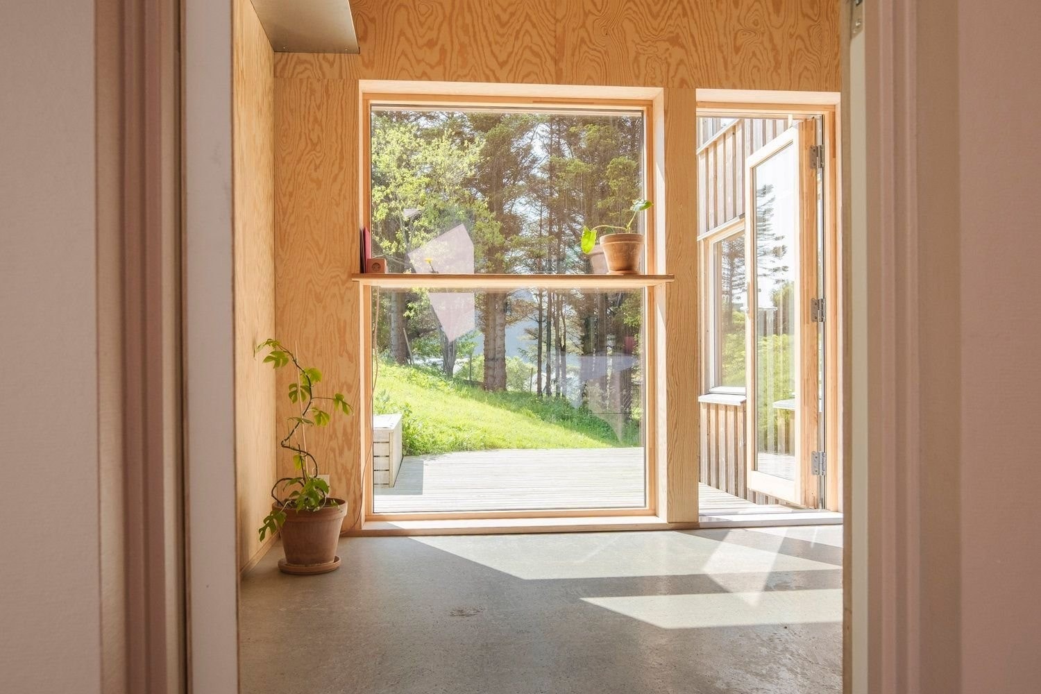 Kjøkken med direkte utgang til romslig solrik utendørs platting, uten gjenboere. Her er det sol hele morgen- og formiddagen. Galleribilde