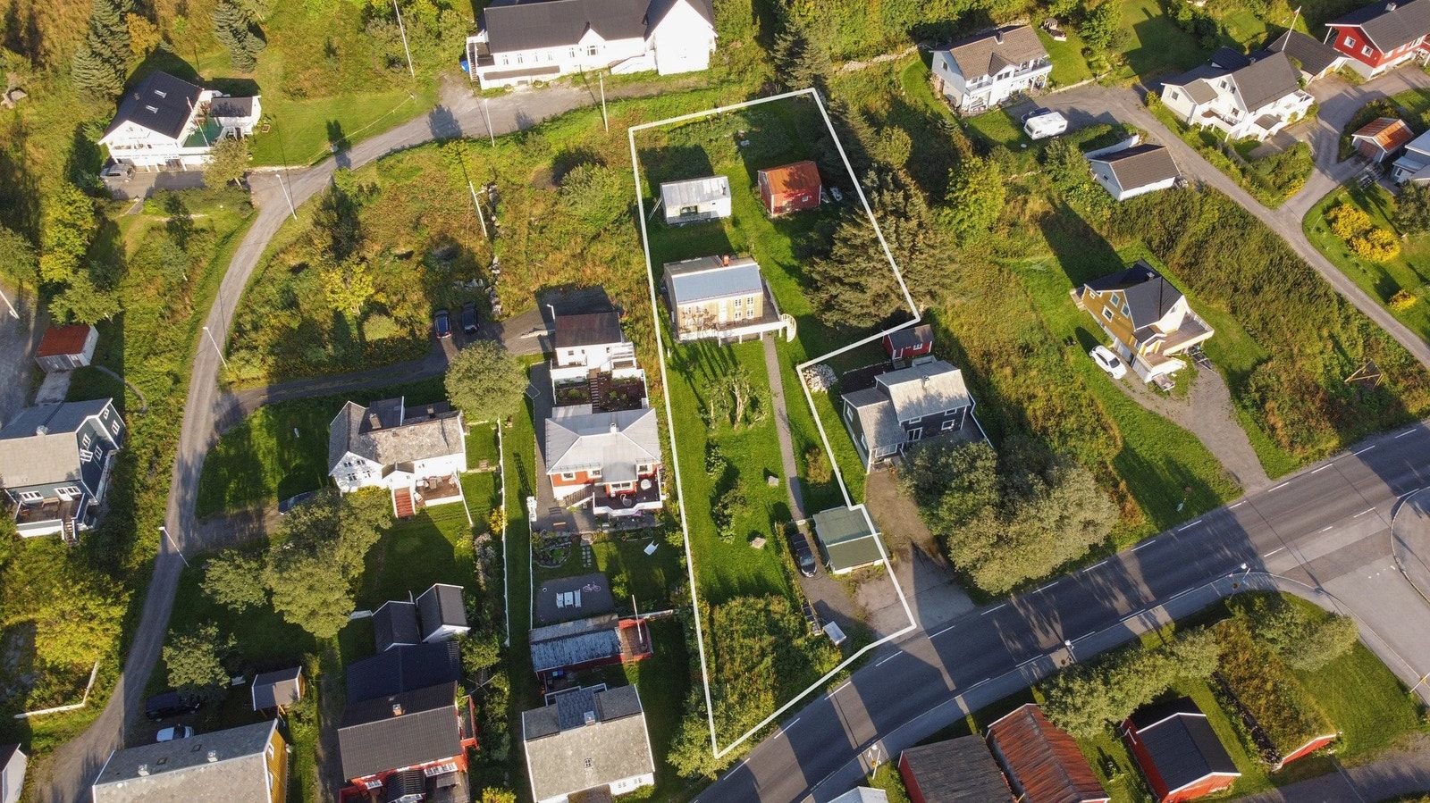 Tilbaketrukket tomt med enkel adkomst fra vei. Garasje og oppstillingsplass ute med el-billader. Galleribilde