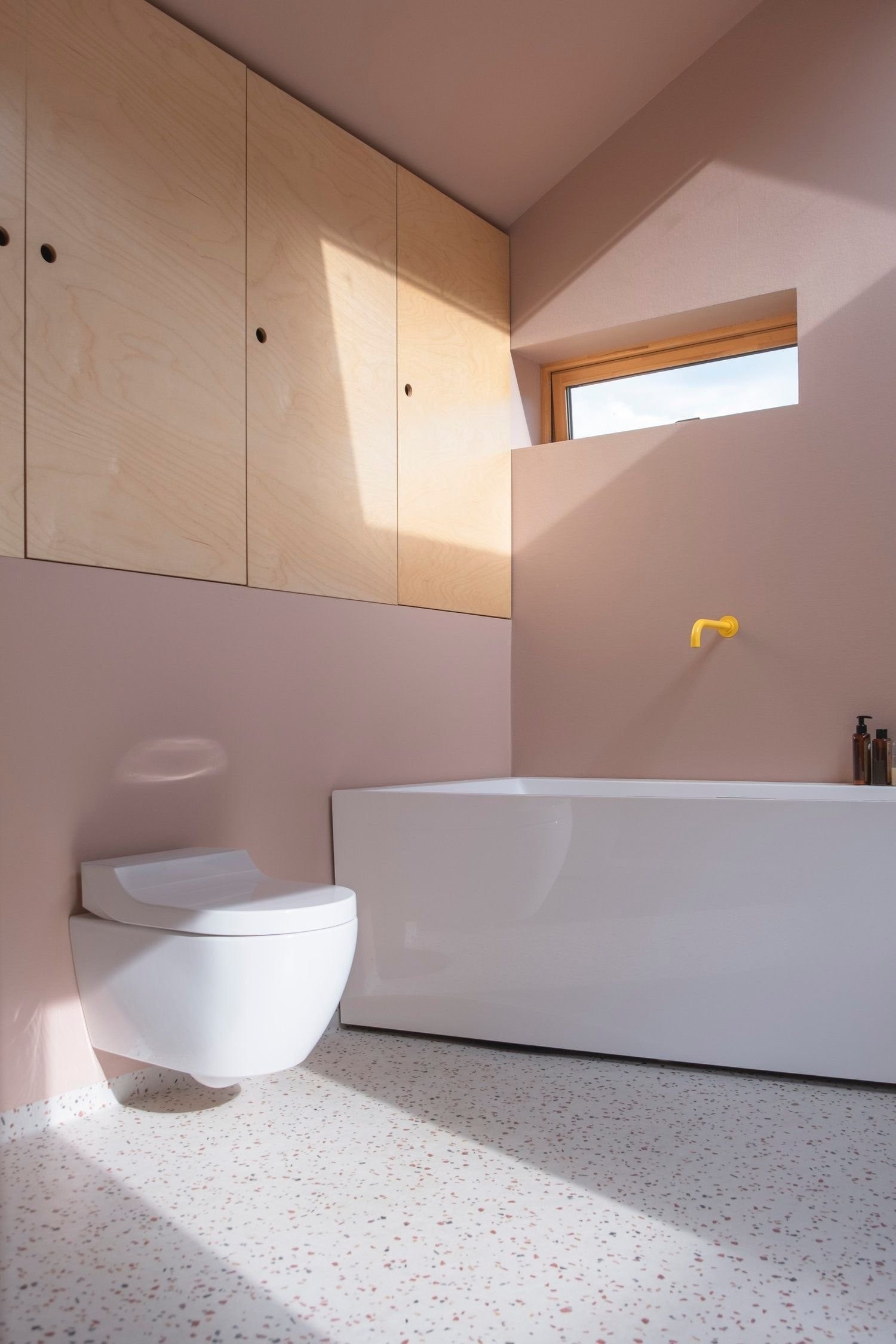 Badet fra 2020 er gjennomført med påkostede detaljer, og et stort takvindu hvor du kan se opp på fugleliv og nordlys fra badekaret. Galleribilde